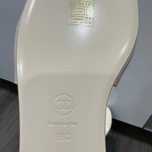 $1.3k CHANEL CHA NEL LOGO BEIGE LEATHER FLAT SHOES SLIDES MULES 38C - Picture 16 of 16